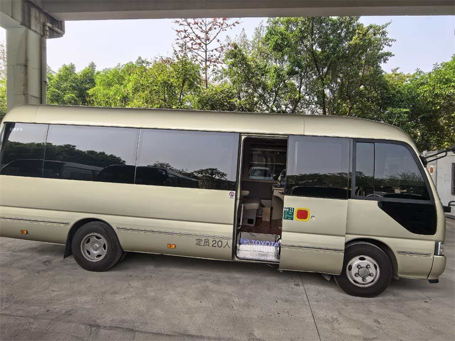 17座丰田考斯特