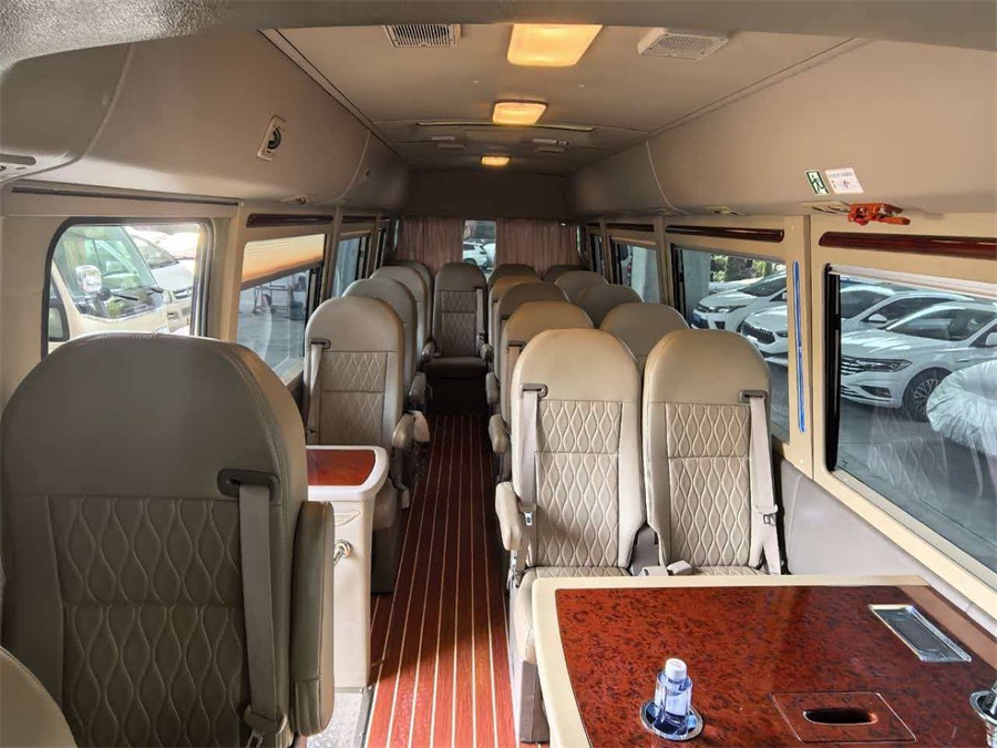 17座丰田考斯特