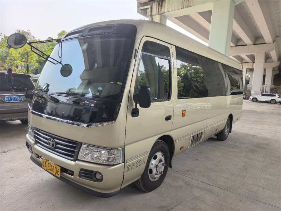 17座丰田考斯特