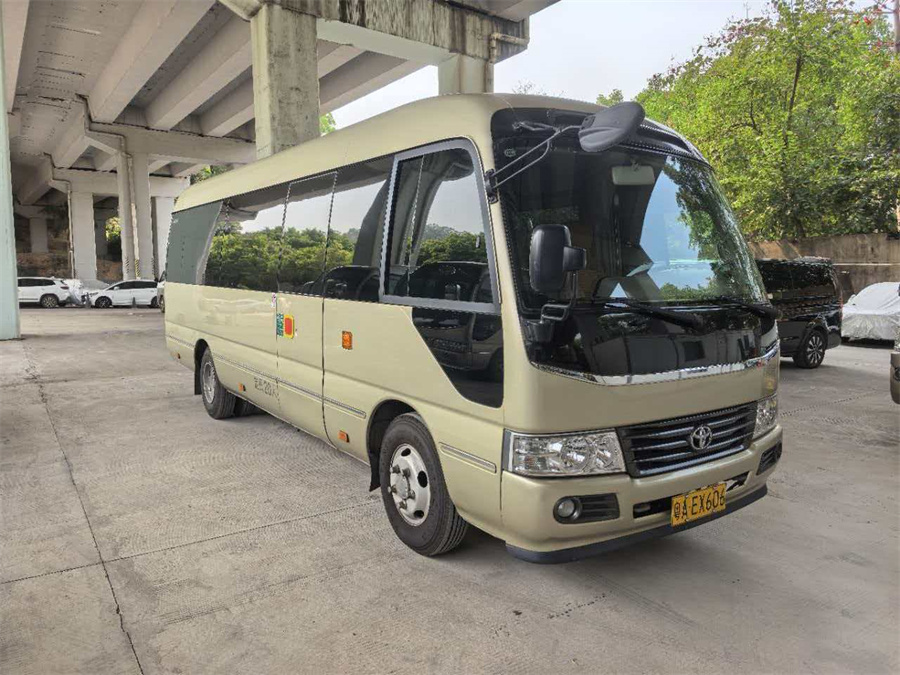 17座丰田考斯特